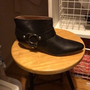 Belle by singerson morrison black ankle bootie 7.5